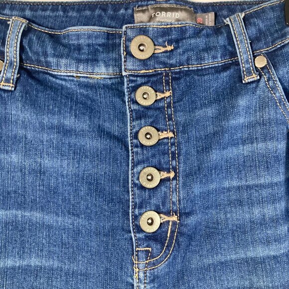 Womens Torrid Denim Shorts Stretch ButtonFly Blue 20 Cotton Spandex Raw Hem - Picture 3 of 8